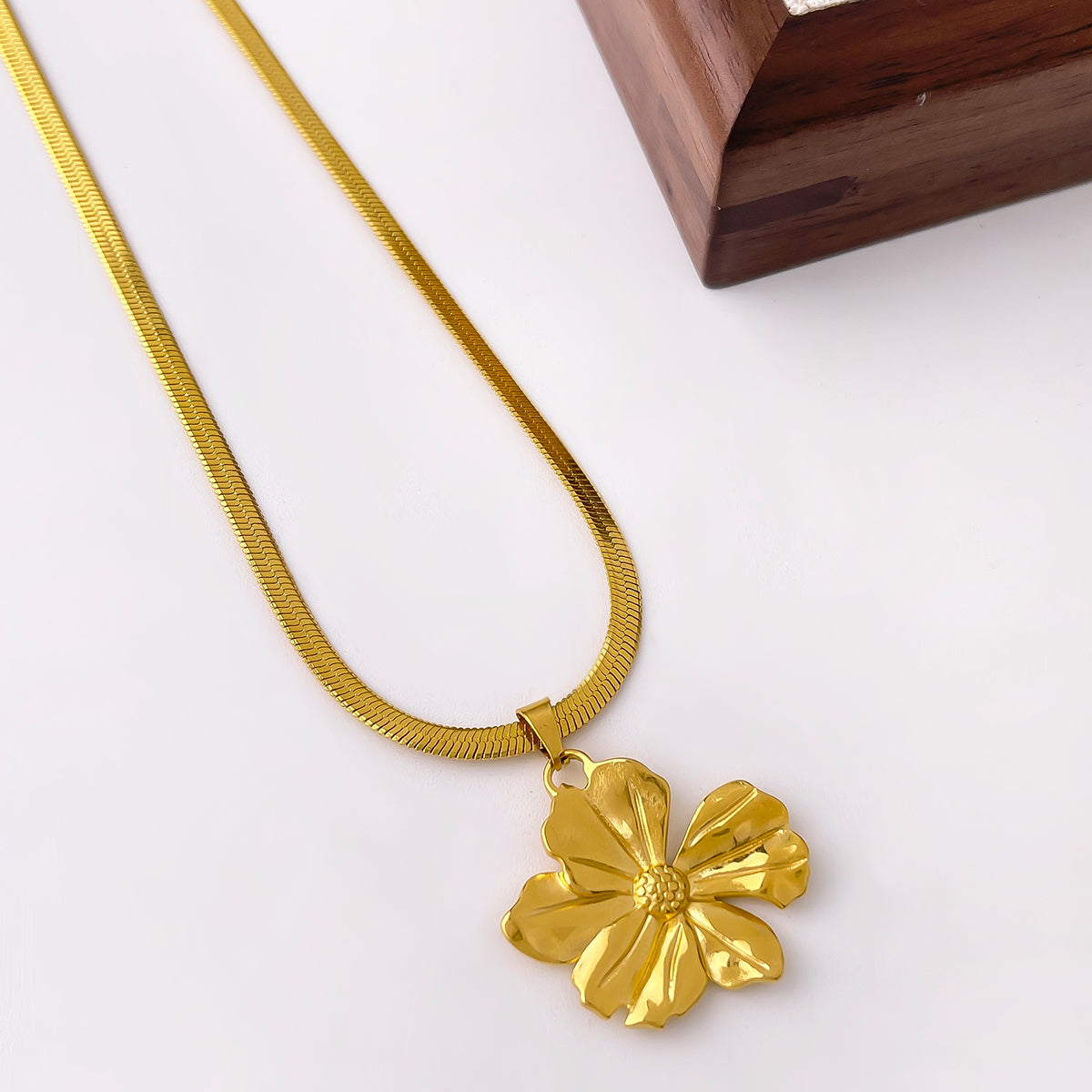 18K Gold-Plated Luxurious Flower Pendant Necklace