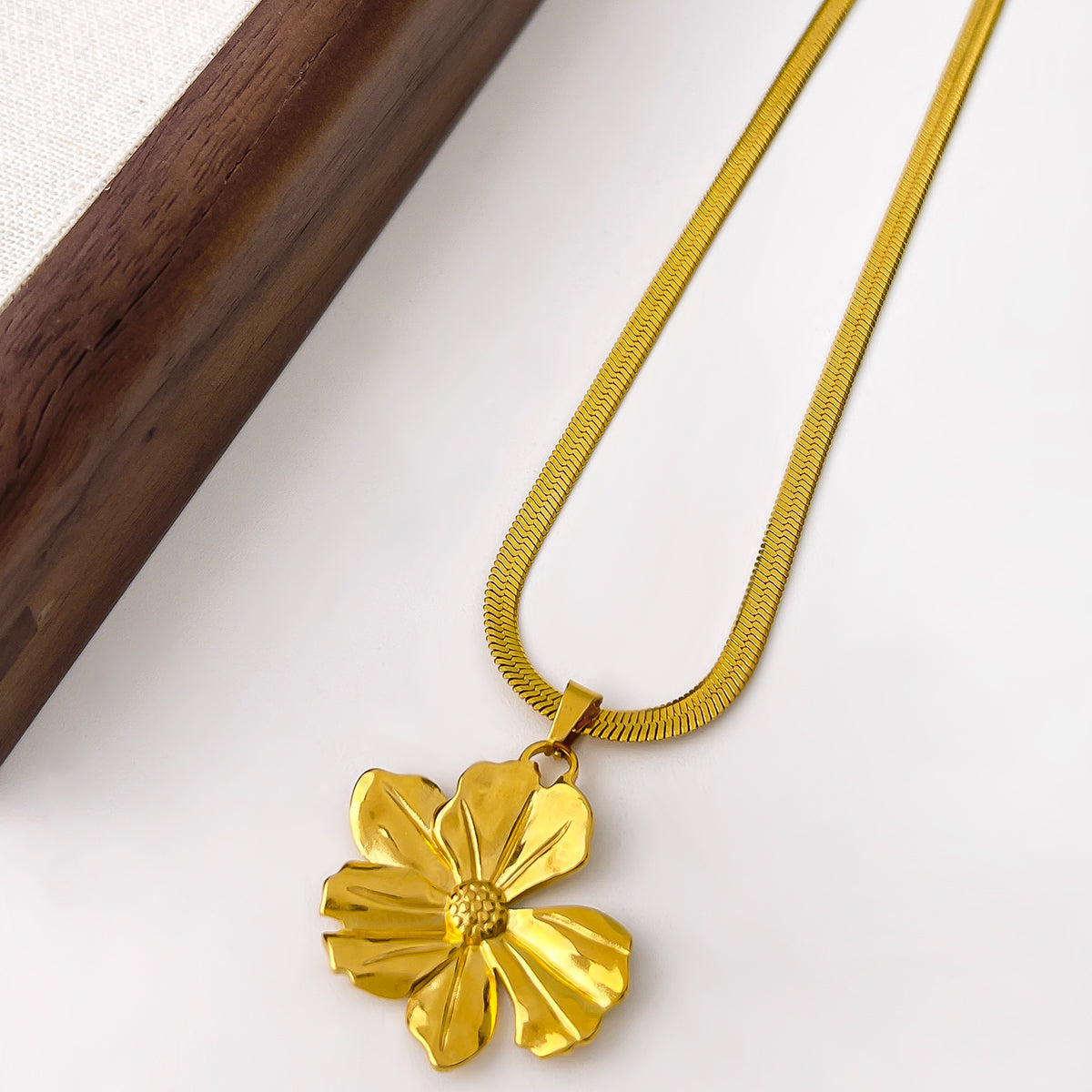 18K Gold-Plated Luxurious Flower Pendant Necklace